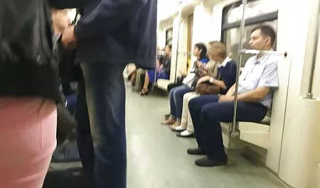 Las chicas jóvenes japonés chic muestra su L en el asiento trasero de un coche y la inserción de videos gratis maduras caseros un consolador en él