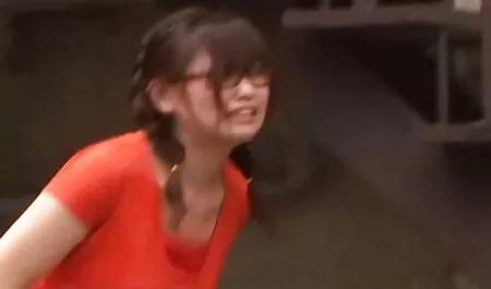 Joven rubia en depravado bragas encantos de videos x caseros maduras un hombre para el sexo duro en el sofá