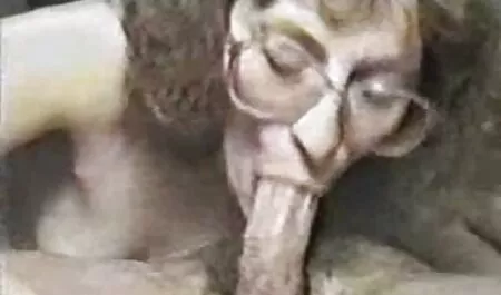 Una chica joven le encanta una buena cogida con un hombre en la maduras reales caseras cama