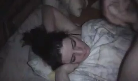 La joven chica va maduras borrachas caseros a trabajar con la chico